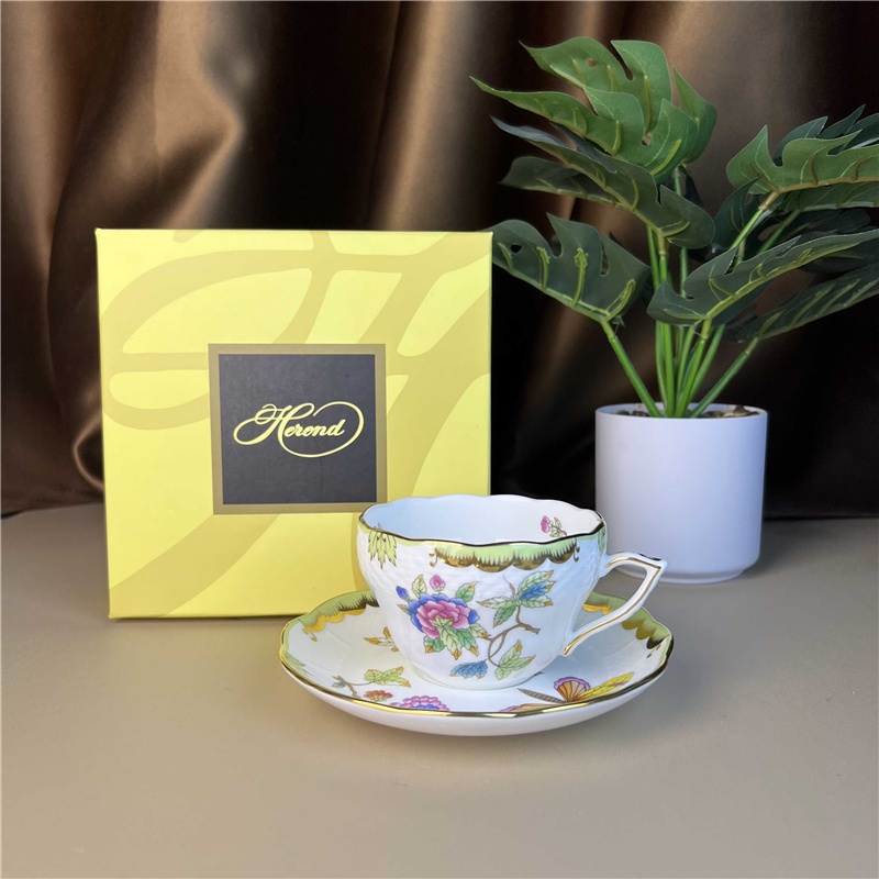 Coffee Tea Gift Basket - Цветочная корзина, кофейная чашка и блюдце